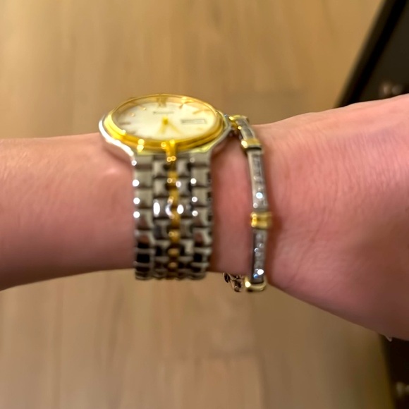 Bulova watch, beautiful two-toned. - Picture 9 of 11